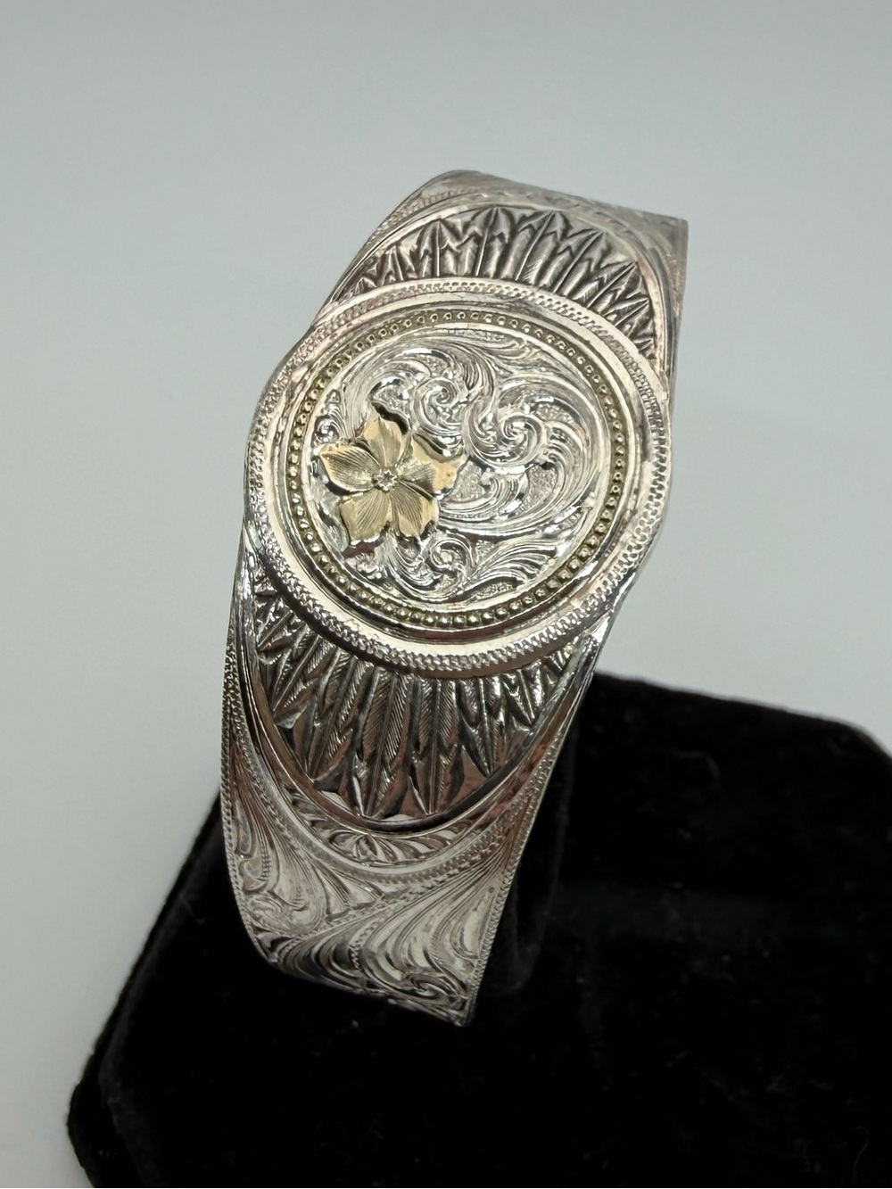 Montana Silversmiths Four Leaf Clover Engraved Silver Tone Cuff Bracelet Western - Picture 1 of 4